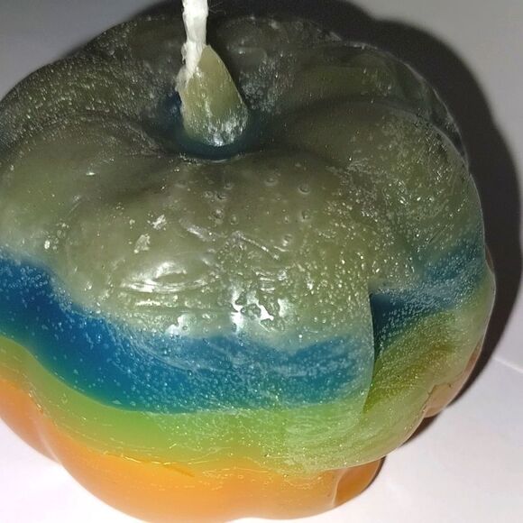 Hand crafted limited edition pumpkin candle from our spooky candle collection - Picture 4 of 4